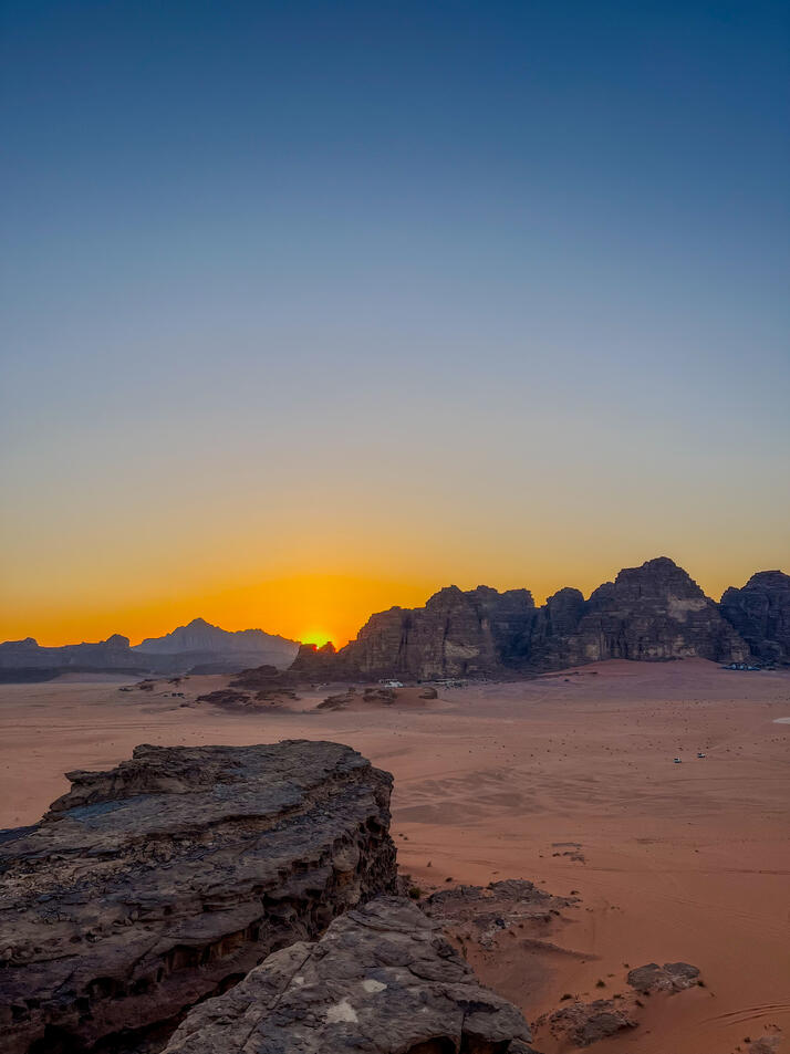 cesta skrze skalní útesy v poušti Wadi Rum na nejvyšší horu Jordánska cesta skrze skalní útesy v poušti Wadi Rum na nejvyšší horu Jordánska