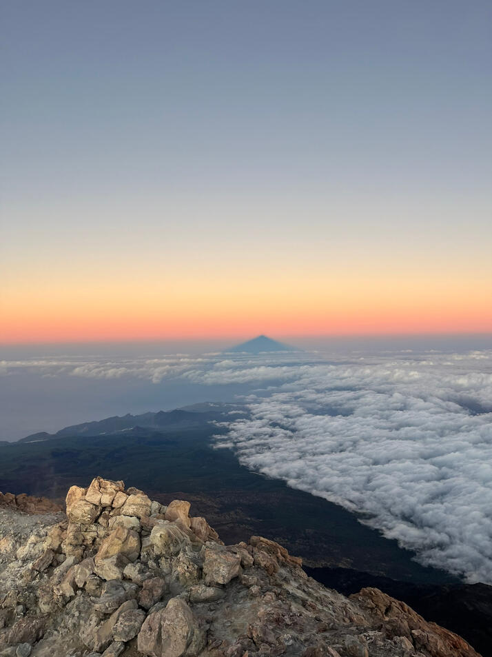 Stín sopky Teide přímo z vrcholu Stín sopky Teide přímo z vrcholu